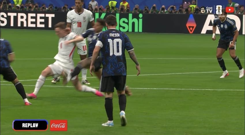 Entrada dura de Enzo Fernández em Elliot na primeira etapa do jogo