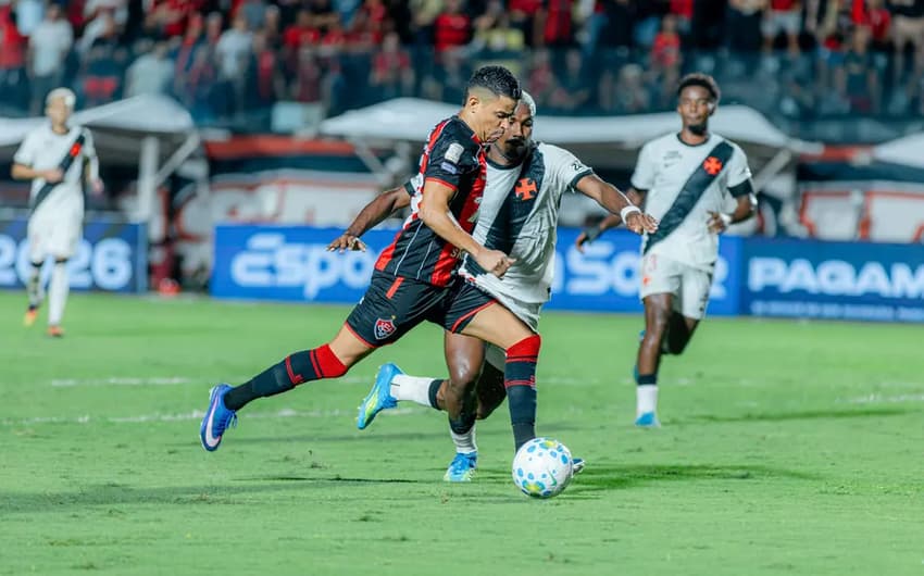 Jogadores do Vasco e Vitória disputando bola em partida do Brasileirão
