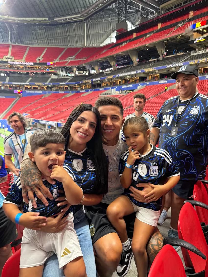 Enzo Fernández, Valentina e seus dois filhos após partida da Argentina
