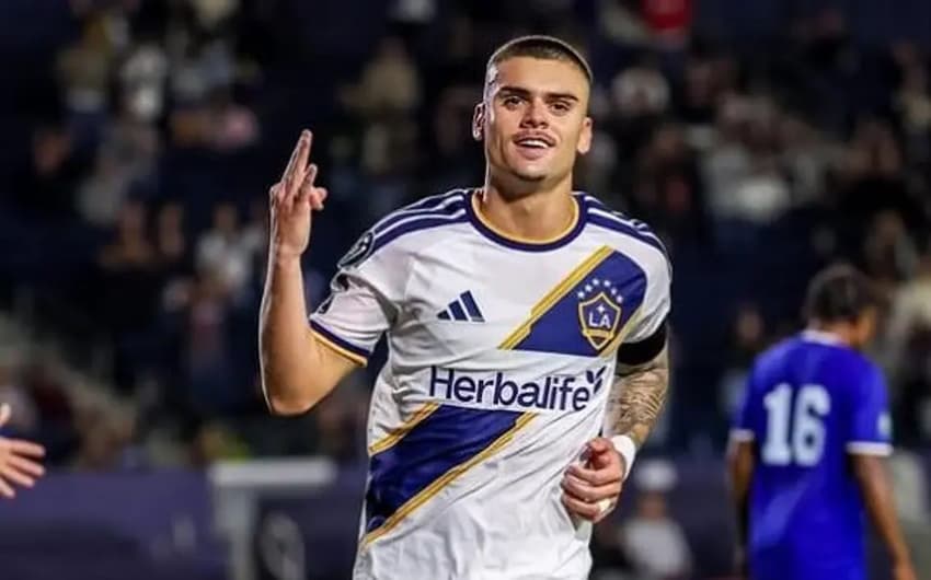 Gabriel Pec comemora hat-trick pelo Los Angeles Galaxy