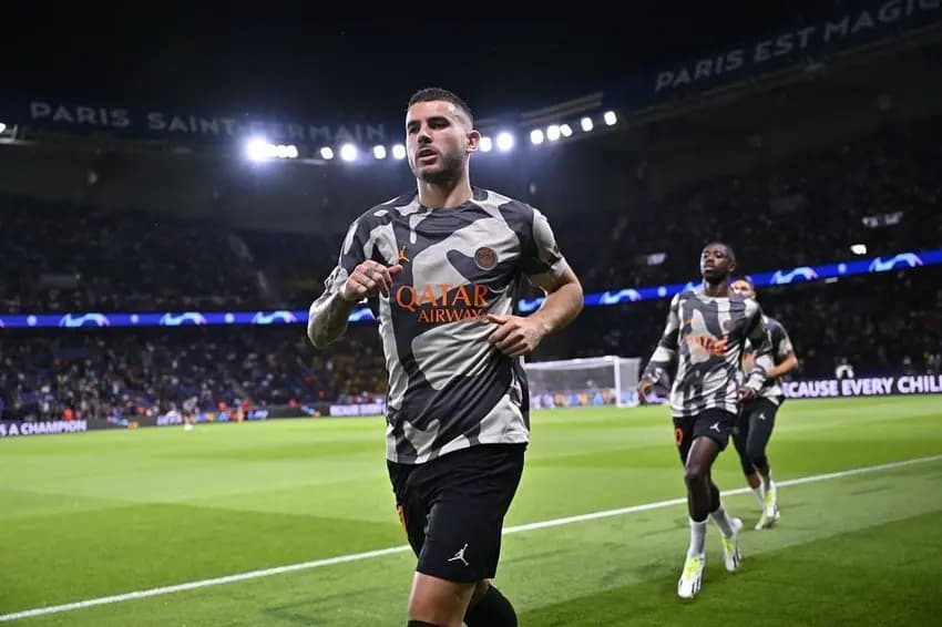 Lucas Hernández aquece antes de partida do PSG, no Parc des Princes