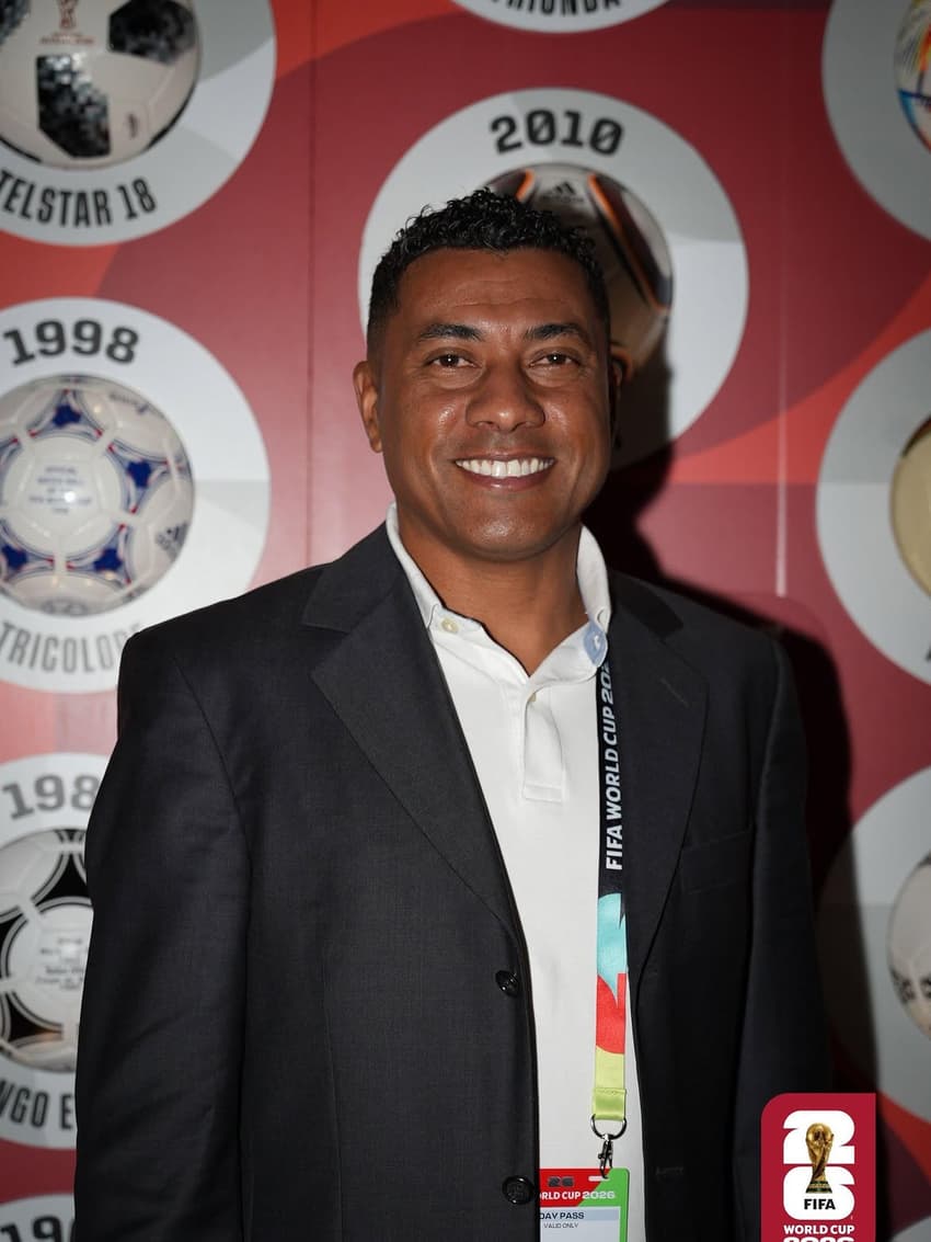 Kléberson posa para foto antes de jogo entre Noruega e Senegal.