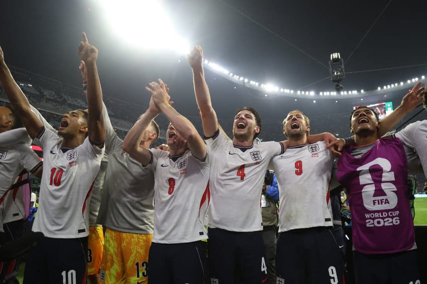Jogadores da Inglaterra comemoram vitória sobre o México na Copa do Mundo