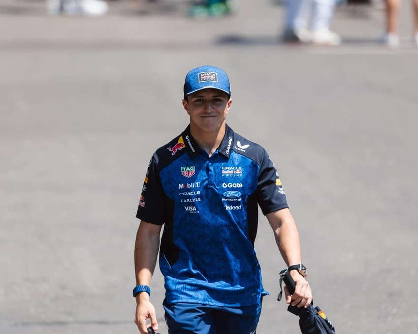 Isack Hadjar anda no paddock da F1 2026