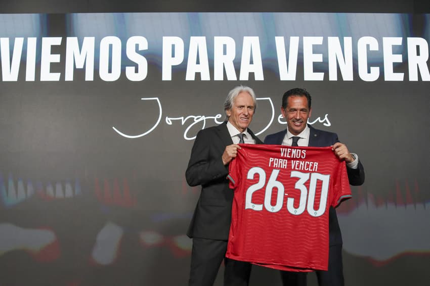 O presidente da Federação Portuguesa de Futebol, Pedro Proença, entrega a camisola da selecção portuguesa ao recém-nomeado treinaor Jorge Jesus durante a sua apresentação oficial.