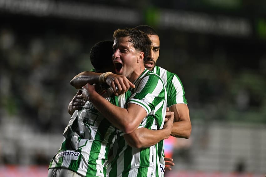 Jogadores do Juventude se abraçando e comemorando gol contra o Cuiabá, pela 18ª rodada da Série B, do Campeonato Brasileiro 2026, disputada no Estádio Alfredo Jaconi, em Caxias do Sul. Caxias do Sul