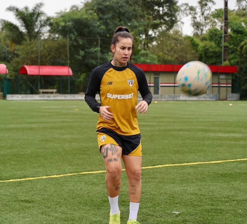 Karla Alves, meia do São Paulo, durante treinamento. (SPFC/Divulgação)