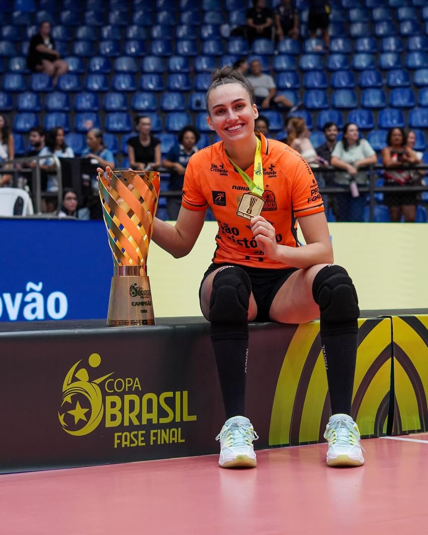 Larisa Besen posa com o troféu da Copa Brasil de vôlei 2025