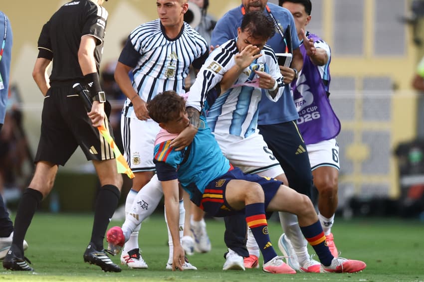 Leandro Paredes disputa a bola com o meio-campista espanhol Gavi durante a partida final do torneio de futebol da Copa do Mundo de 2026 entre Espanha e Argentina.