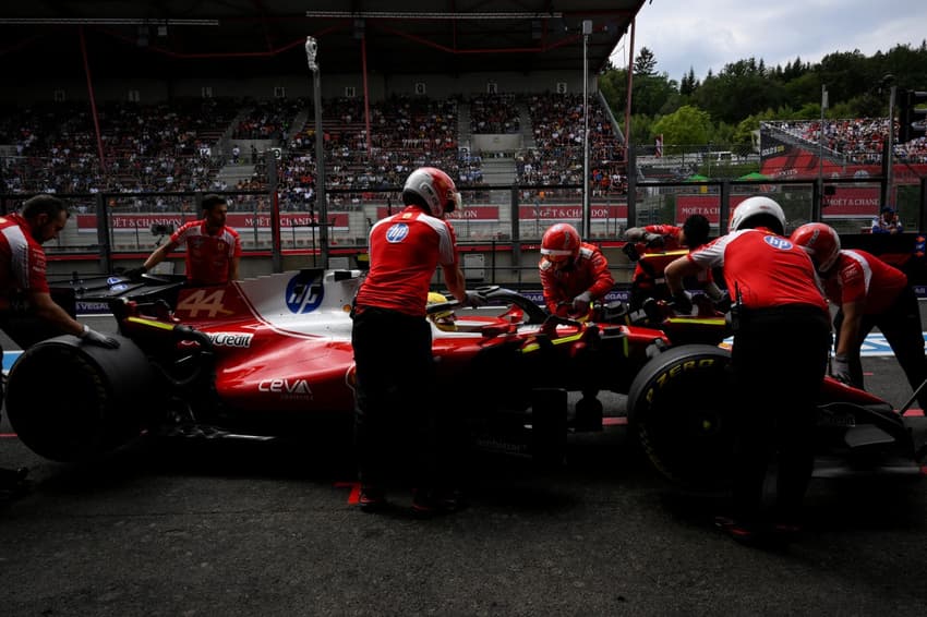Lewis Hamilton na garagem da Ferrari no GP da Bélgica pela F1 2026