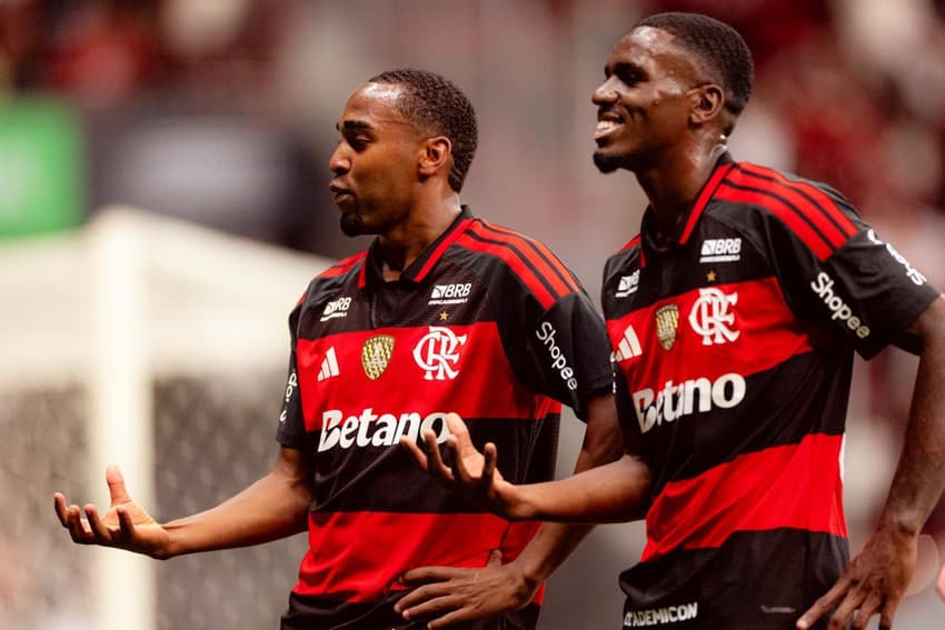 Lorran e Evertton Araújo em jogo do Flamengo