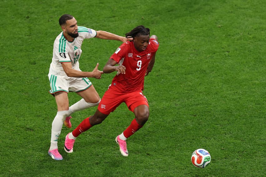 Johan Manzambi (nº 9), da Suíça, é disputado por Nabil Bentaleb (nº 19), da Argélia, durante a partida da fase de 32 da Copa do Mundo da FIFA 2026 entre Suíça e Argélia.