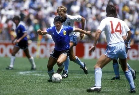Maradona em ação contra a Inglaterra na Copa do Mundo de 1986