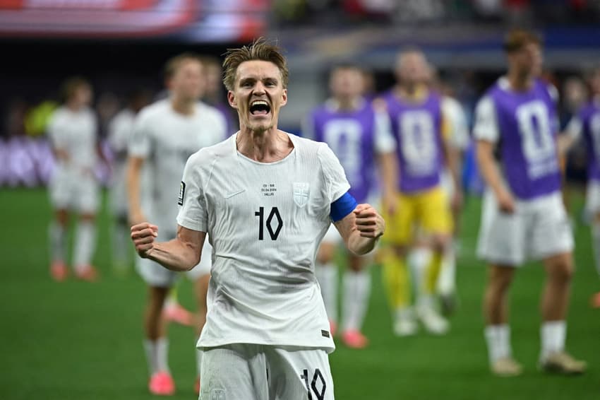 O meio-campista da Noruega, Martin Odegaard (camisa 10), comemora após vencer a partida da fase de 32 da Copa do Mundo de 2026 entre Costa do Marfim e Noruega.