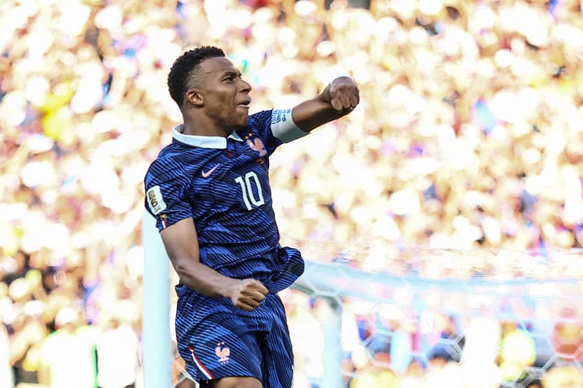 O atacante francês número 10, Kylian Mbappé, comemora o primeiro gol de sua equipe durante a partida das oitavas de final da Copa do Mundo de 2026 entre Paraguai e França, no Estádio da Filadélfia