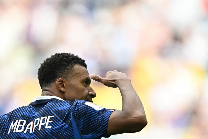 Mbappé comemorando gol