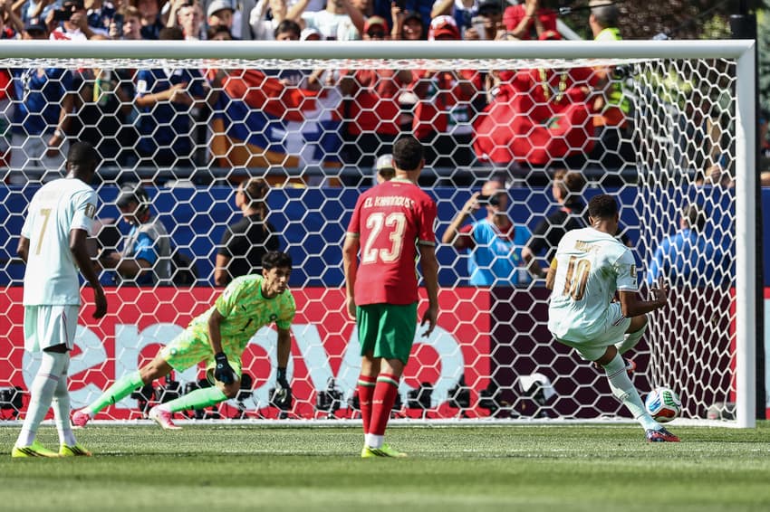Kylian Mbappé cobra um pênalti para fora durante a partida das quartas de final da Copa do Mundo de 2026 entre França e Marrocos.
