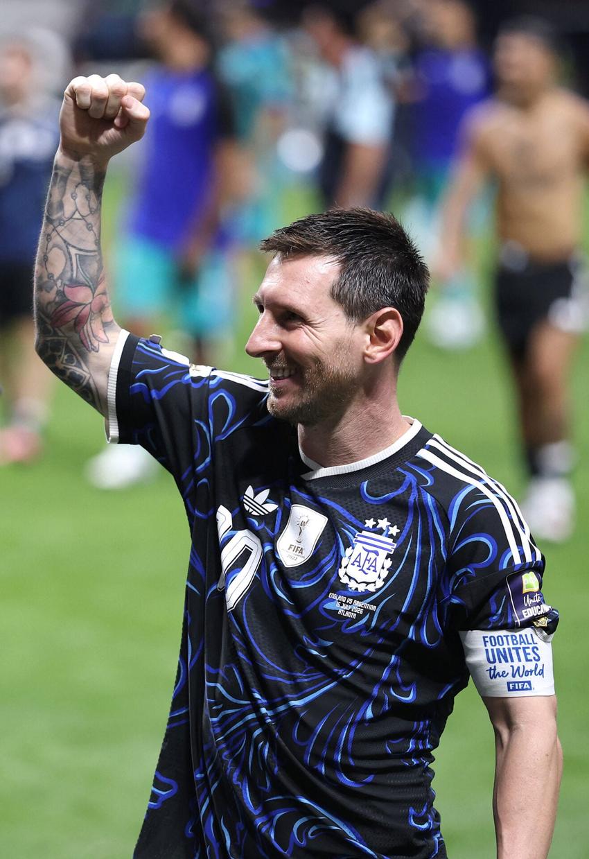 Lionel Messi, da Argentina, comemora após a vitória por 2 a 1 na semifinal da Copa do Mundo da FIFA 2026 entre Inglaterra e Argentina.