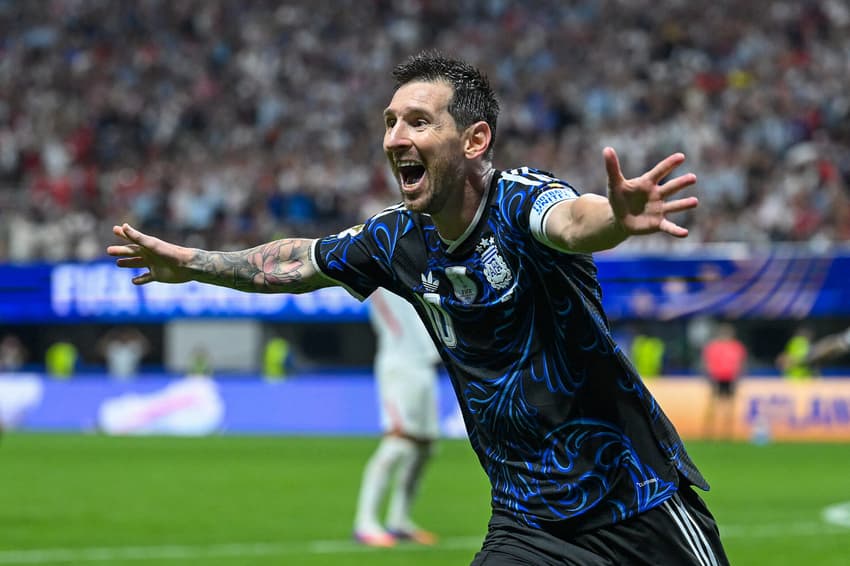 Lionel Messi, da Argentina, comemora o segundo gol da equipe, marcado por Lautaro Martínez, durante a partida da semifinal da Copa do Mundo da FIFA 2026 entre Inglaterra e Argentina.