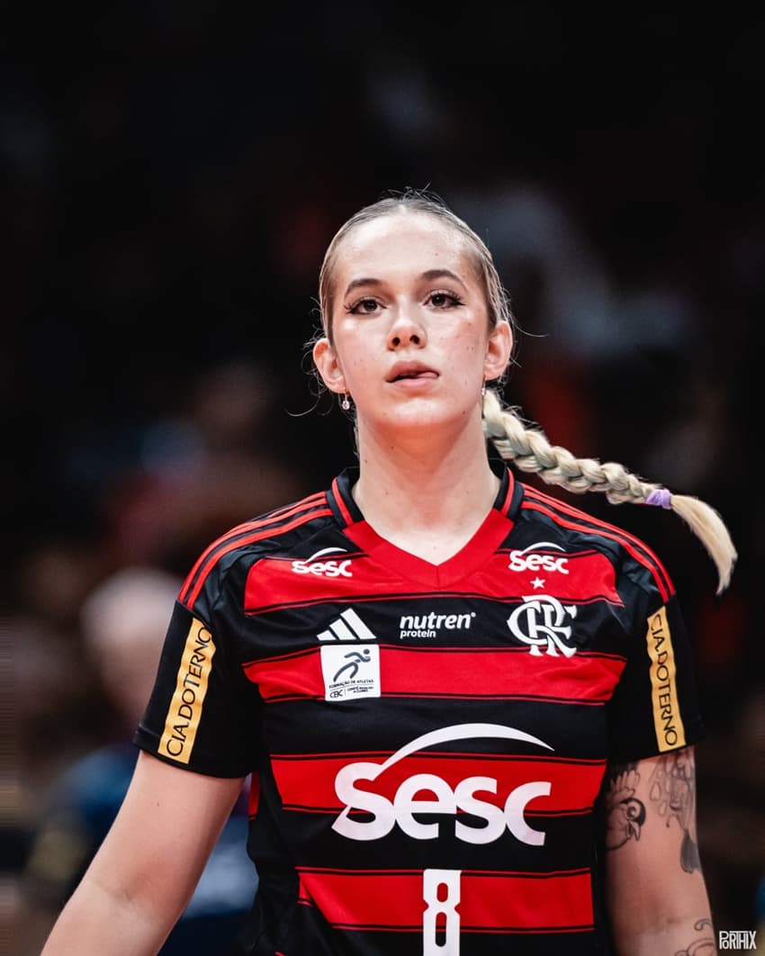 Mikaela, camisa 8 do Sesc RJ Flamengo, com o olhar fixado em aquecimento pré-jogo