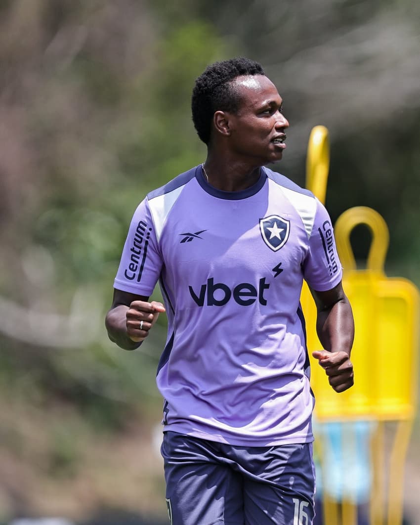 Nathan Fernandes durante treino do Botafogp