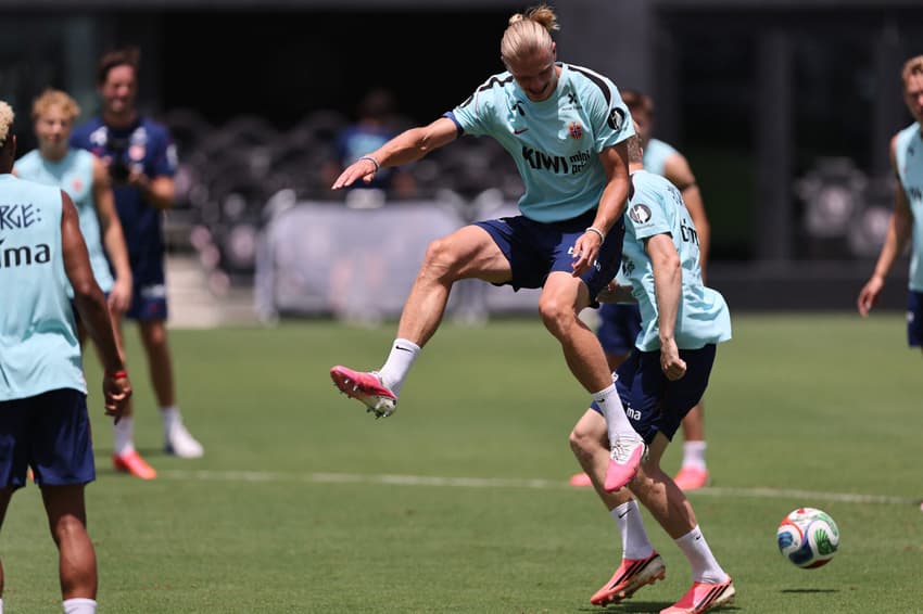 Erling Halland, da Noruega, treina em Miami antes da jogo de quartas de final da Copa do Mundo com a Inglaterrra