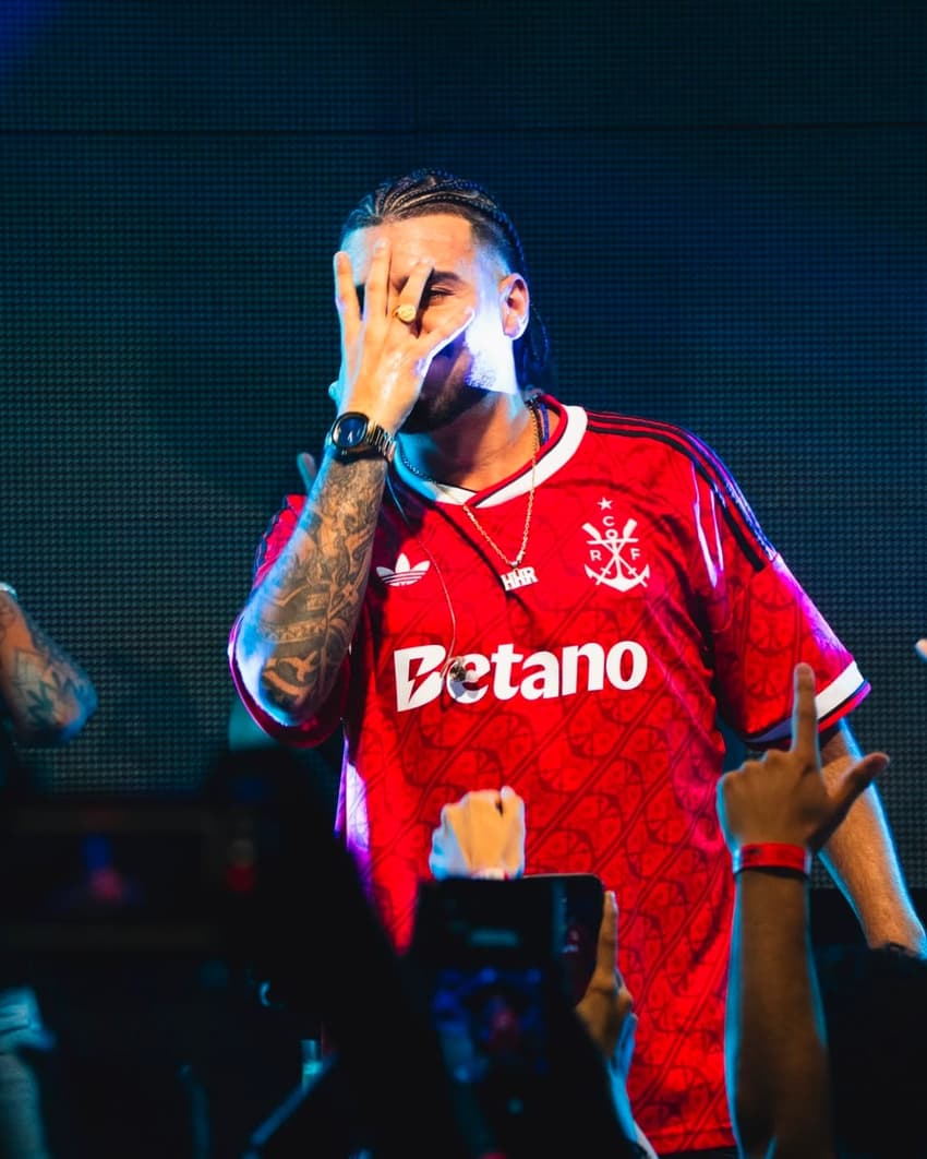 Cantor com a nova camisa três do Flamengo durante show