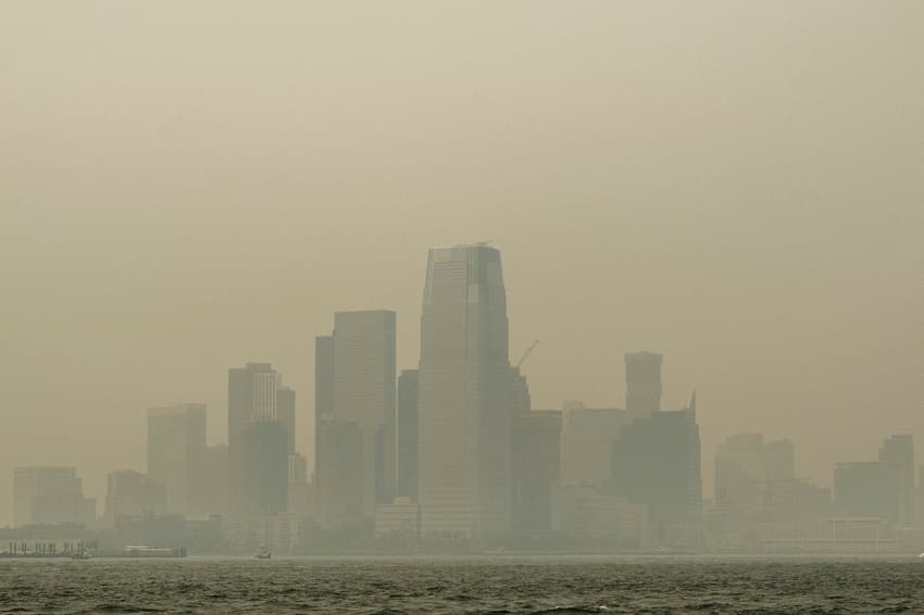 Cidade de Nova York está coberta por névoa densa provocada pela fumaça de incêndios florestais no Canadá 