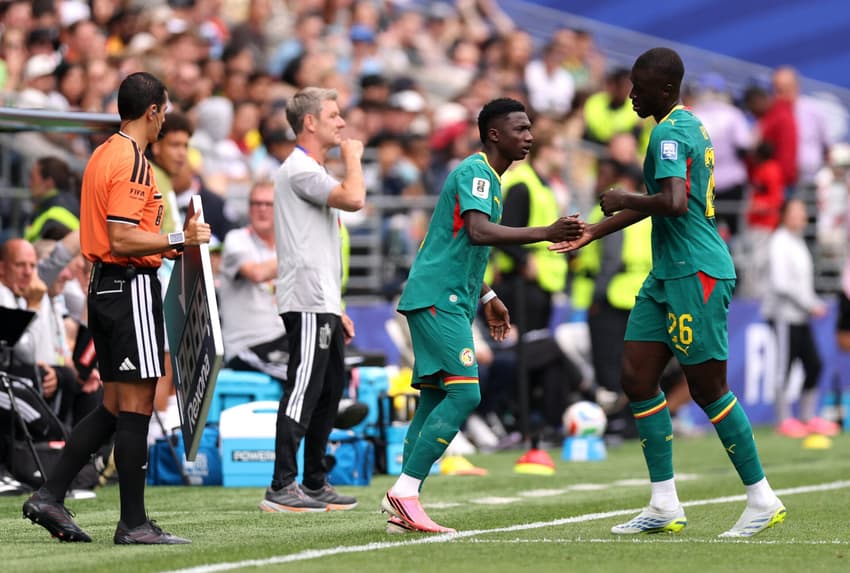 Pape Gueye (nº 26), do Senegal, é substituído por Lamine Camara (nº 8) durante a partida da fase de 32 avos de final da Copa do Mundo da FIFA 2026 entre Bélgica e Senegal.