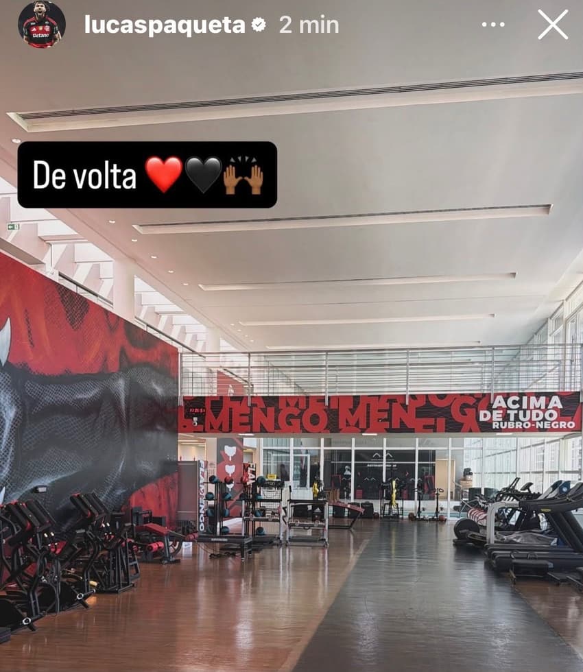 Foto compartilhada por Lucas Paquetá nos stories da academia do Flamengo. Esteiras e aparelhos de academia aparecem no espaço