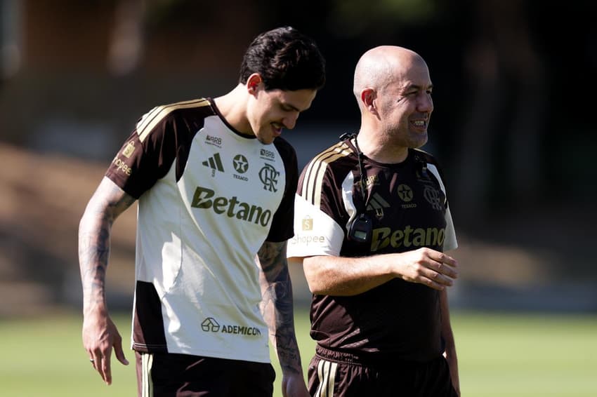 Pedro ao lado de Leonardo Jardim durante treino do Flamengo em Portugal