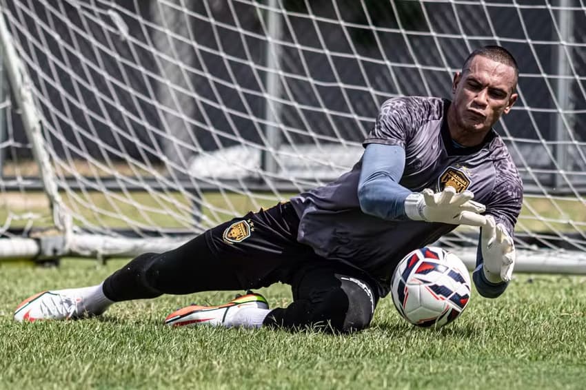 Goleiro Renan, em treino do Amazonas