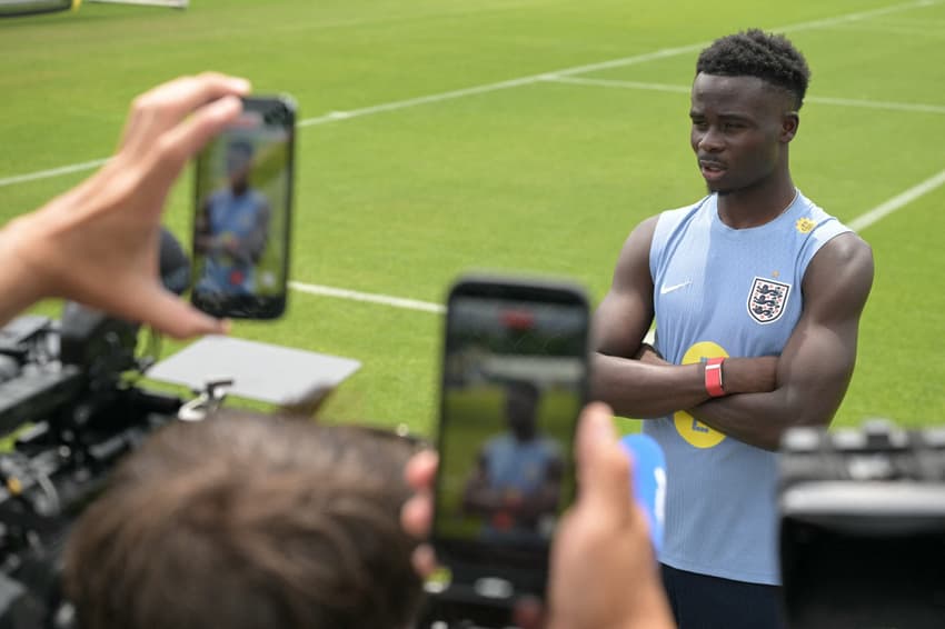 Bukayo Saka fala com jornalistas antes do duelo da Inglaterra com a Noruega, pela Copa do Mundo