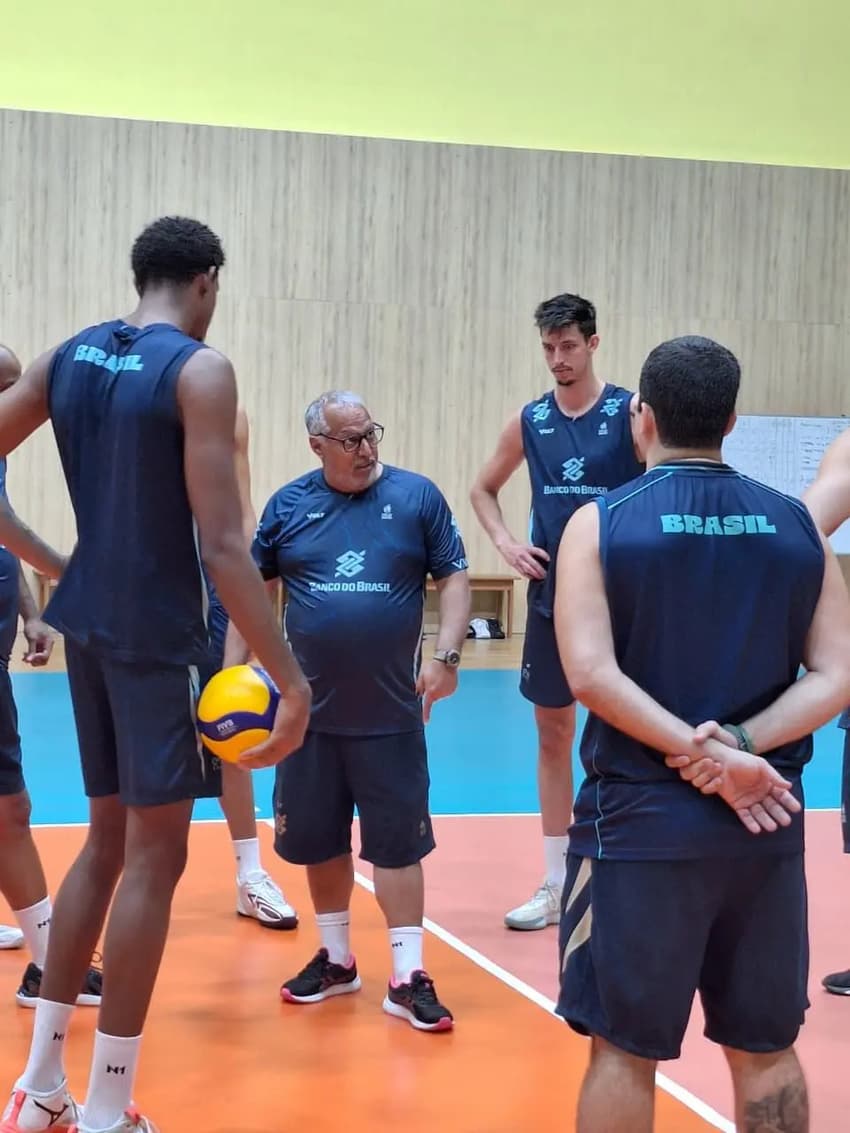 Seleção B de vôlei masculino treina em Saquarema (RJ)