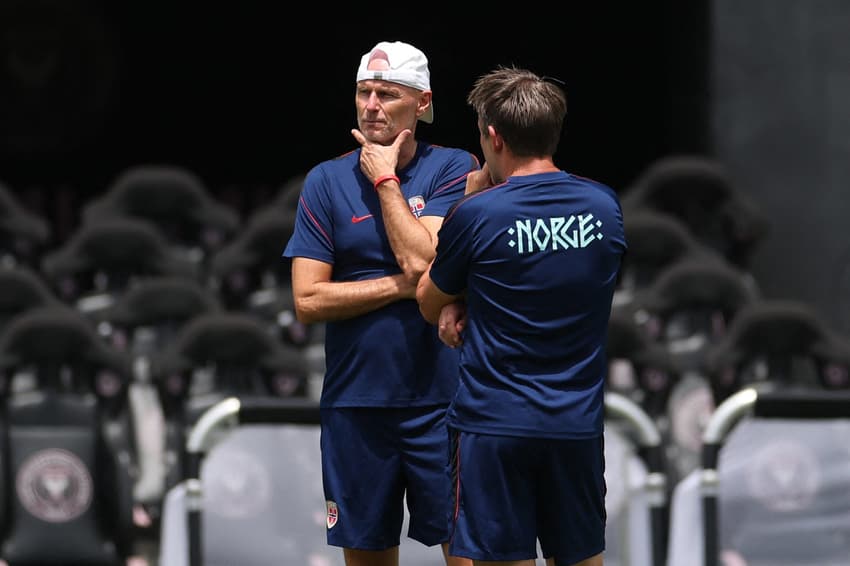 Stale Solbakken, técnico da Noruega, durante treino na véspera do jogo com a Inglaterra pelas quartas de final da Copa do Mundo
