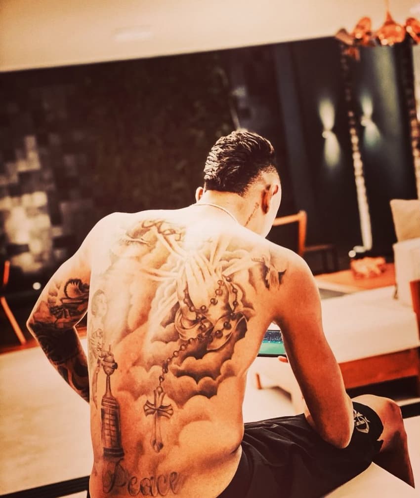 Tatuagem de Bruno Henrique com a taça da Libertadores