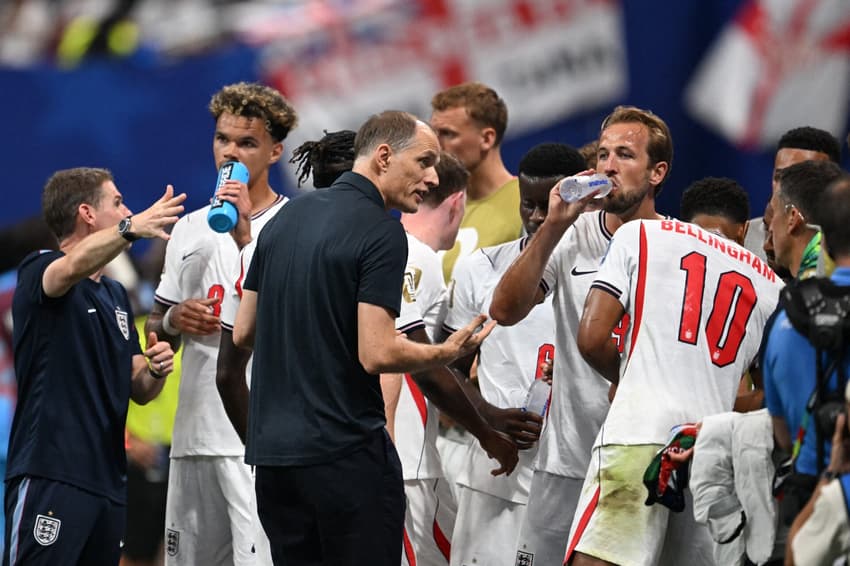 Thomas Tuchel conversa com jogadores durante pausa para hidratação em Inglaterra x RD Congo pela Copa do Mundo