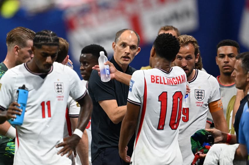 Thomas Tuchel conversa com jogadores durante pausa para hidratação em Inglaterra x RD Congo pela Copa do Mundo