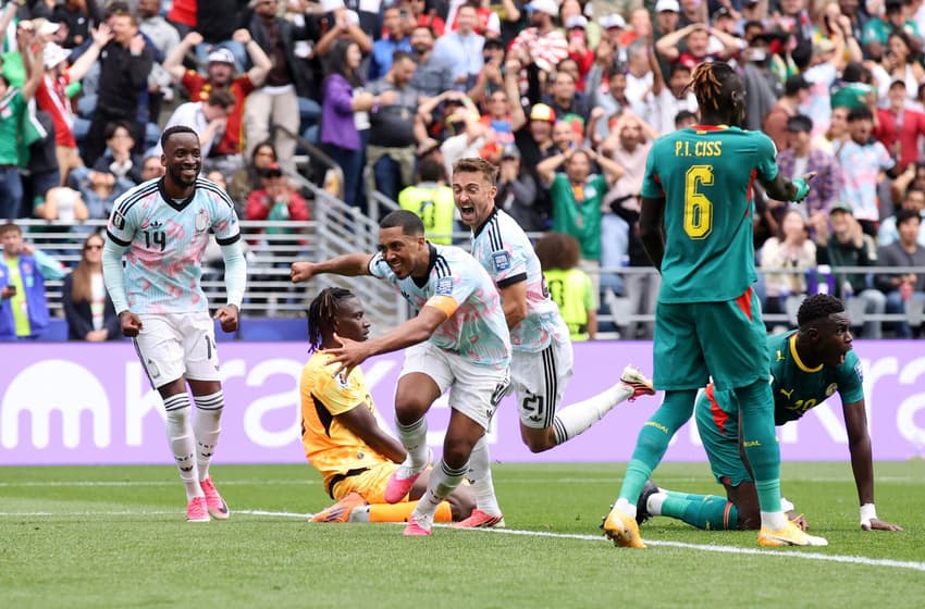 Sorridente, Tielemans corre após marcar o gol do empate da Bélgica contra Senegal na Copa do Mundo