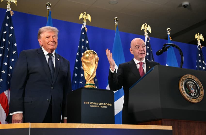 Donald Trump e Gianni Infantino com o troféu da Copa do Mundo