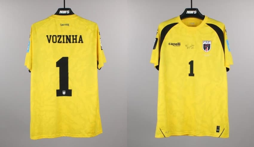 Camisa leiloada de Vozinha, que bateu recorde no leilão.