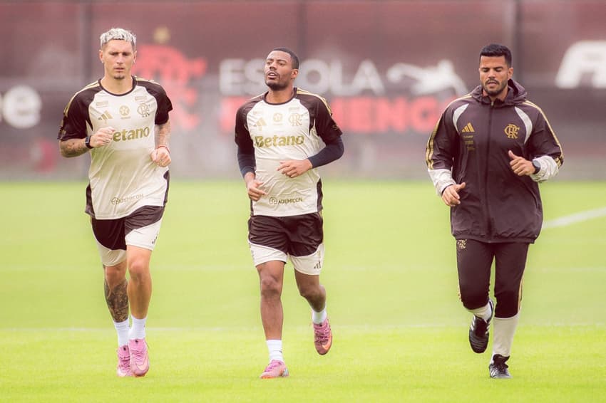 De la Cruz e Varela durante treino do Flamengo no Ninho do Urubu