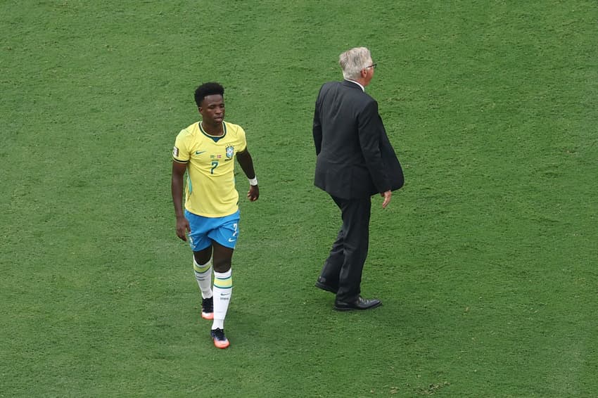 Vini Jr e Ancelotti após eliminação do Brasil na Copa do Mundo de 2026