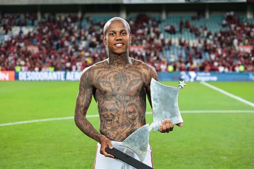 Wallace Yan com o Troféu do Algarve após vitória do Flamengo sobre o Benfica