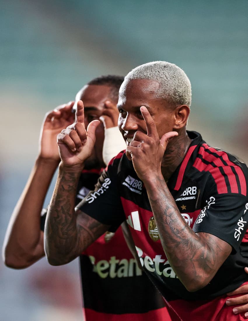 Wallace Yan e Lorran comemoram gol no amistoso do Flamengo contra o Lausanne-Sport