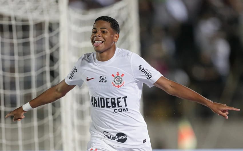 Wesley corre com a língua para fora e sorrindo vestindo a camisa branca do Corinthians