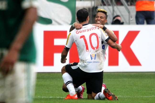 Rafael Silva e Nenê comemoram gol do Vasco contra o Palmeiras (Foto: Foto: Paulo Fernandes/Vasco)