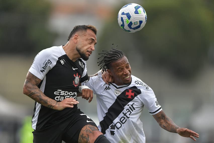 Tchê Tchê, do Vasco, disputa lance com Raniele, do Corinthians, em São Januário