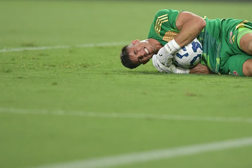 Legenda: SP - RIO DE JANEIRO - 29/03/2025 - BRASILEIRO A 2025, FLAMENGO X INTERNACIONAL - Rochet goleiro do Internacional durante partida contra o Flamengo no estádio Maracanã pelo campeonato Brasileiro A 2025. Foto: Thiago Ribeiro/AGIF Crédito obrigatório: Thiago Ribeiro/AGIF