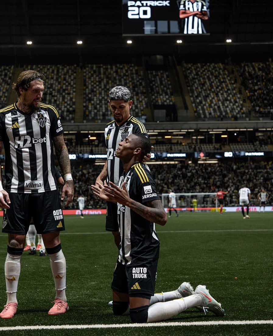 Patrick após marcar seu primeiro gol pelo Atlético-MG, na Arena MRV (Foto: Pedro Souza / Atlético)